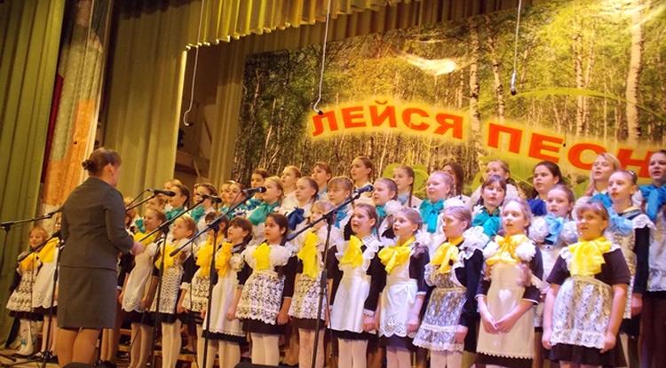 В Красненском районе прошёл IX конкурс школьных хоров «Поющее детство»