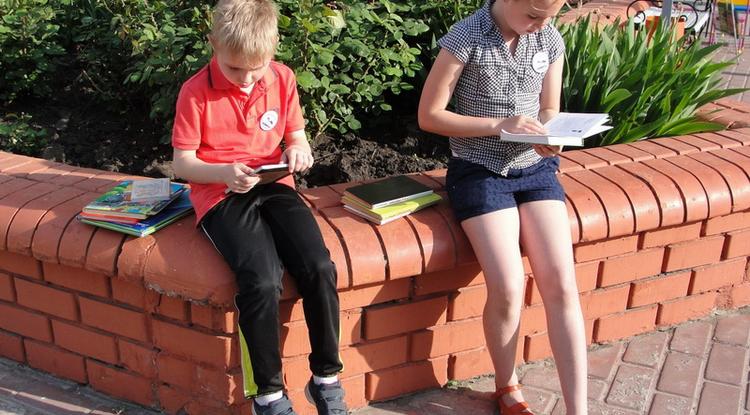 В Белгородской детской библиотеке А. А. Лиханова прошла акция «Читающие скамейки»