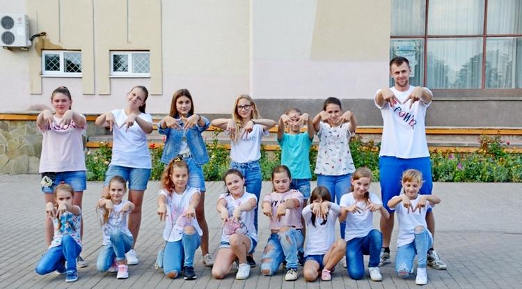 В Алексеевке провели молодёжный флешмоб «Ну а дружба начинается с улыбки»