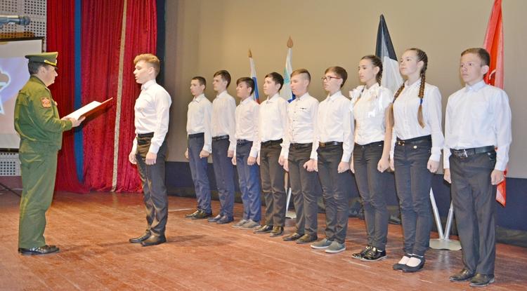 60 чернянских школьников дали торжественную клятву юнармейца