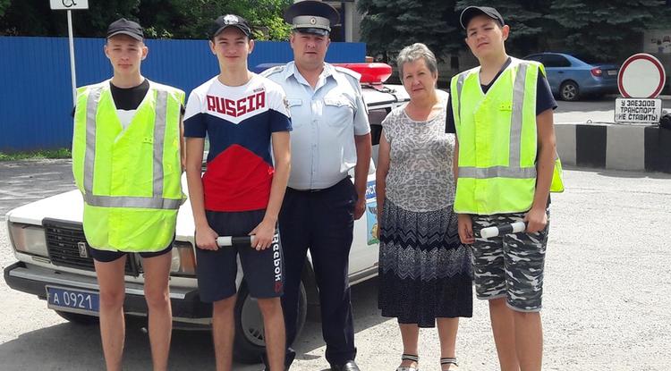 Юные инспекторы дорожного движения из Чернянки напомнили водителям и пешеходам о безопасности