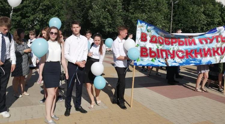 В Белгороде одиннадцатиклассники посадили клён на «Аллее выпускников»