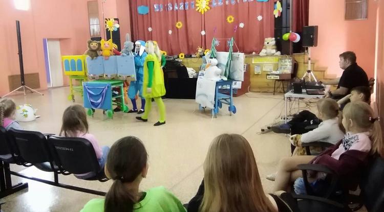 «Уличный театр кукол» поздравил маленьких зрителей с началом лета