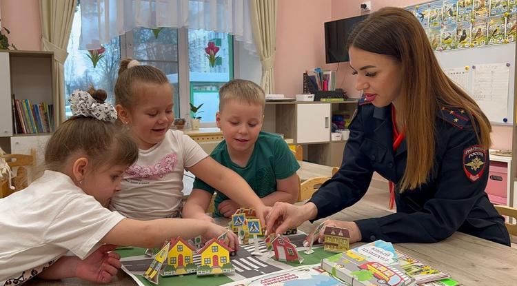 В Губкине госавтоинспекторы провели необычное занятие для дошкольников