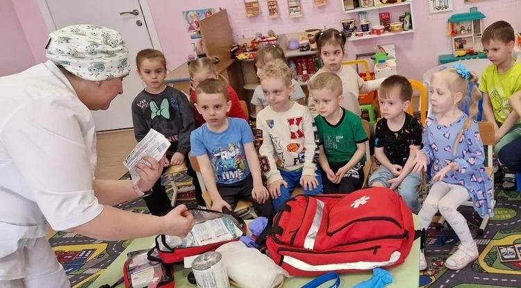 Дошкольников научили правилам оказания первой помощи