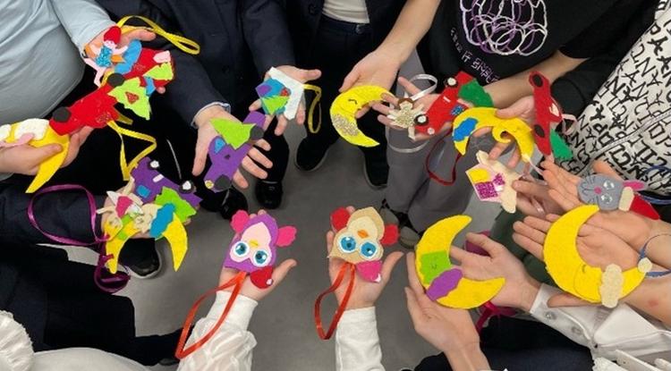 Как красива наша ёлка! А игрушки — просто класс!