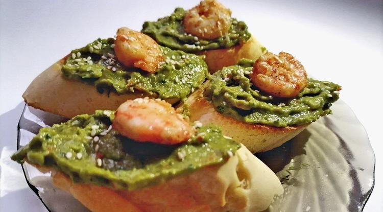 Бутерброды с соусом из авокадо