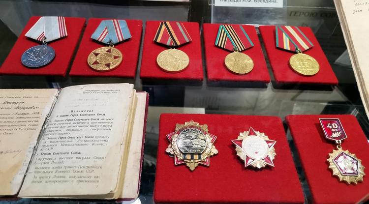 В Белгородском краеведческом музее открылась выставка ко Дню героев Отечества