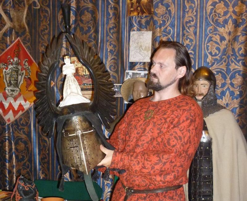Руководитель клуба Роман Максимов показывает средневековый шлем для рыцарских турниров. / Фото: Анны Маматовой В гостях у «Хранителей» - Изображение 6