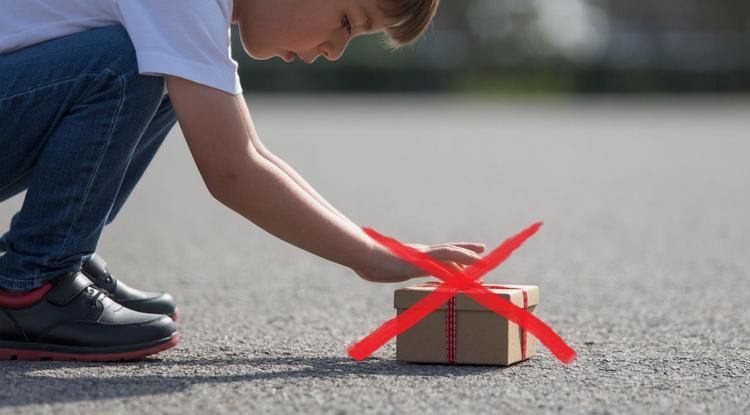 Сам не поднимай и другим не давай!