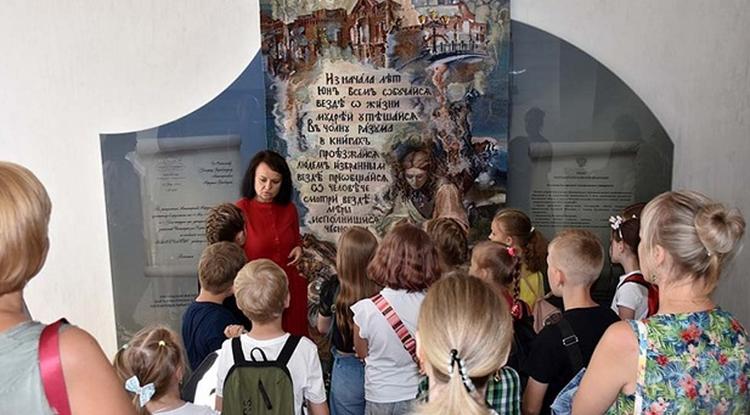 Белгородским школьникам показали «Скрыню» и «магическую» комнату свечения минералов