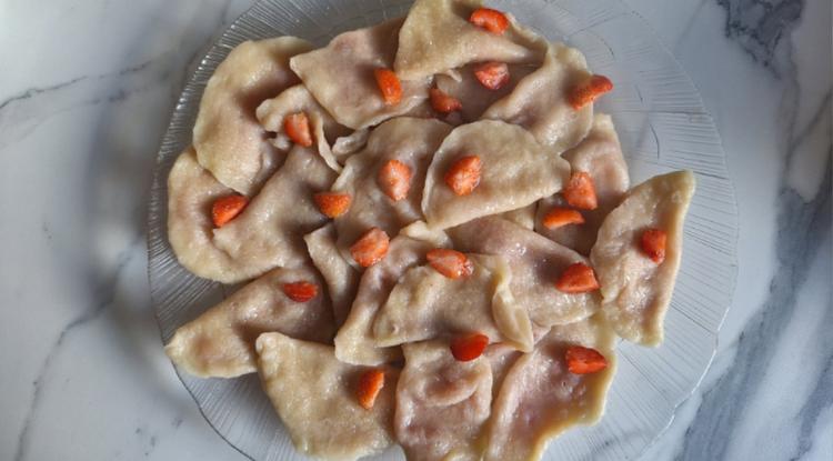 Домашние вареники с клубникой