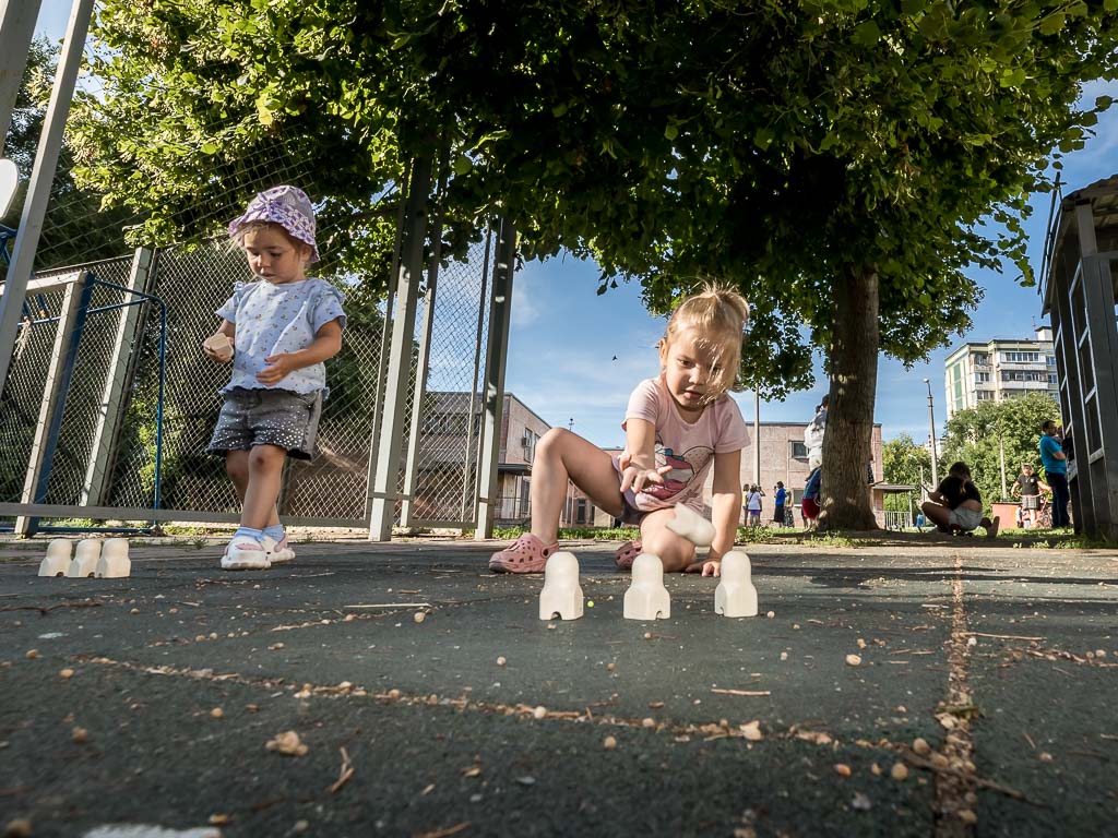 Игры на улице летом. Больше дворы для детей. Дворовые игры фото. Городской двор.