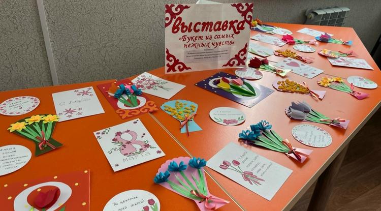 В Прохоровском округе открылась выставка открыток к 8 Марта