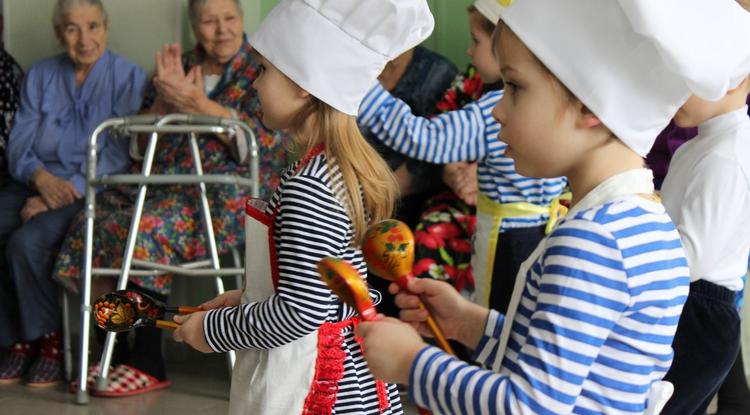 Белгородские школьники поздравили с Днём защитника Отечества пациентов госпиталя для ветеранов