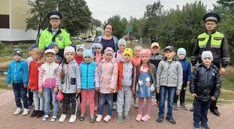 Ракитянские дошкольники провели акцию по безопасности на дороге
