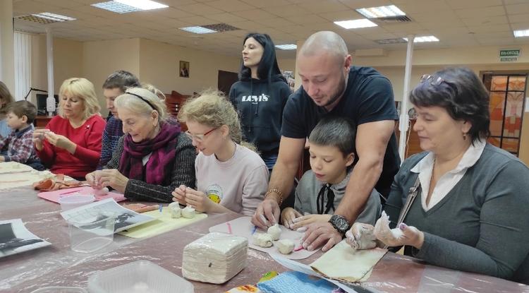 Ребята из инклюзивной школы керамики создали символы будущего года из полимерной глины