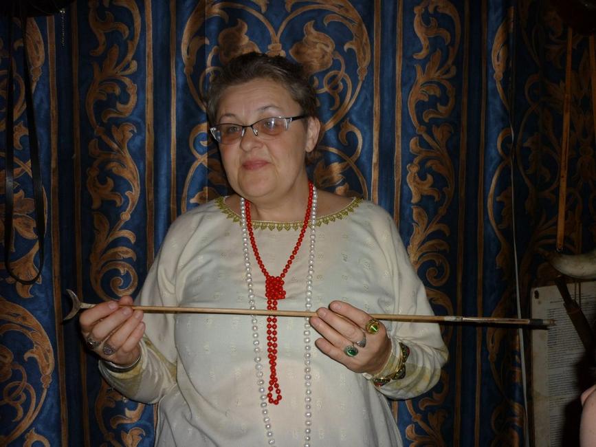 Инесса Максимова рассказывает о специальных лучных стрелах, с помощью которых перерезали верёвки. / Фото: Анны Маматовой В гостях у «Хранителей» - Изображение 4