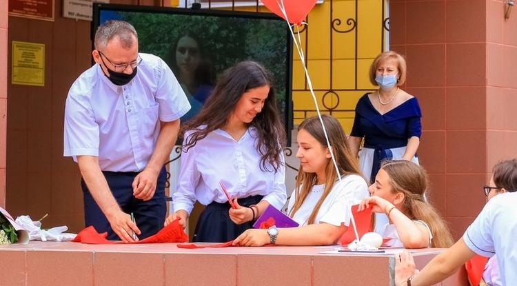 В Майской гимназии прошли последний звонок и вручение аттестатов В Майской гимназии прошли последний звонок и вручение аттестатов