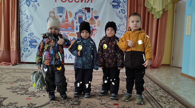 «Стань заметнее на дороге» – тематическая фотосессия белгородских дошколят