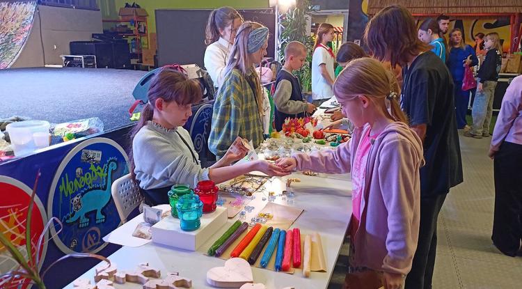 От подвесок до капкейков с тыквой: как прошла осенняя детская ярмарка в Белгороде