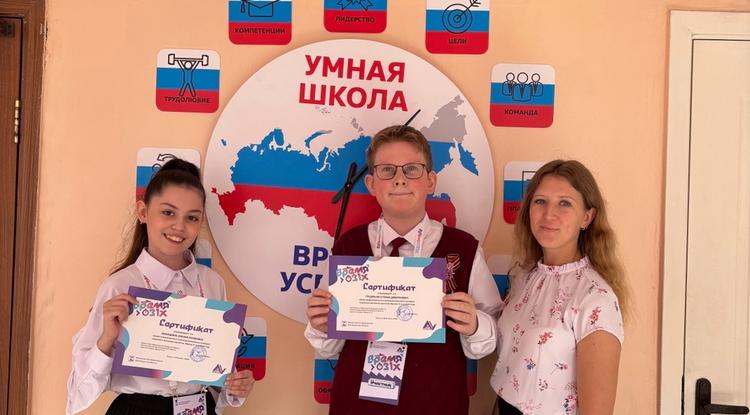 Школьный театр из пластиковых крышечек Школьный театр из пластиковых крышечек
